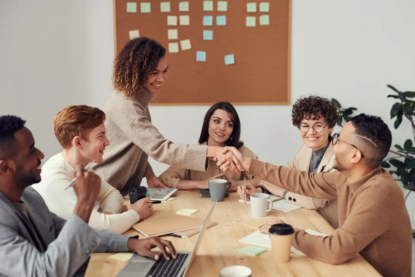 Team besiegelt eine Zusammenarbeit per Handschlag im Meeting