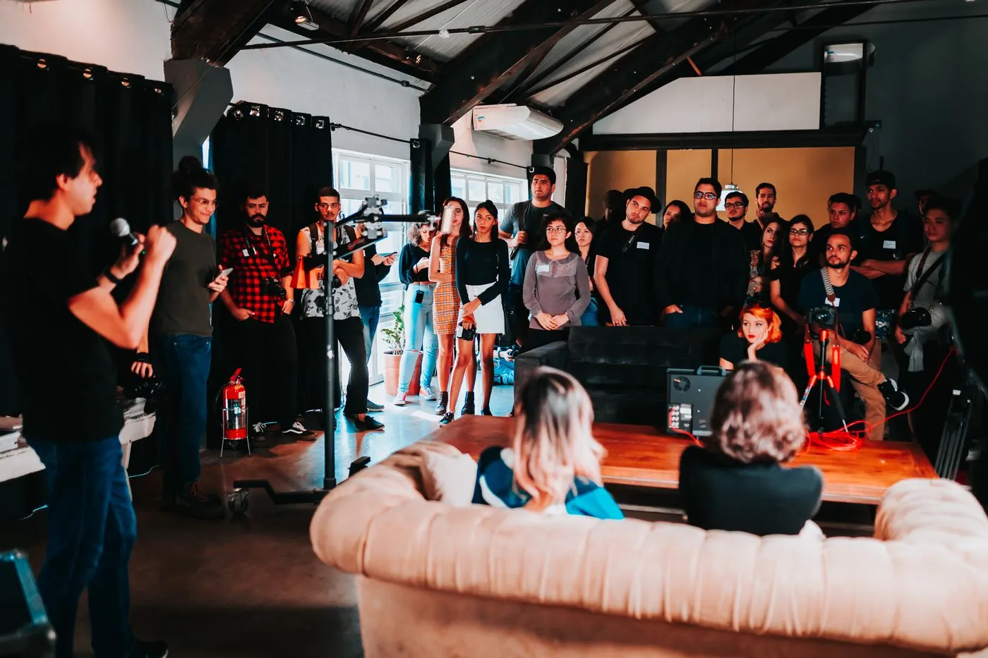 Publikum verfolgt eine Präsentation auf einem Launch-Event