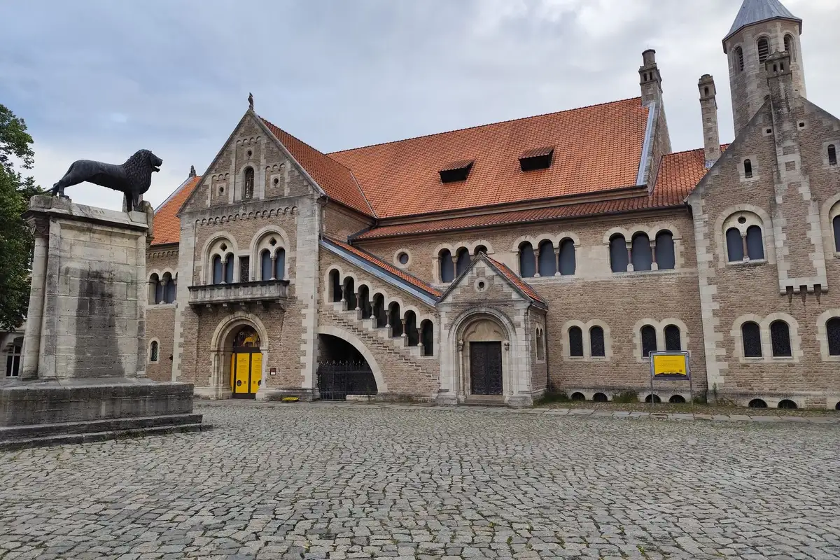 Burglöwe vor der Burg Dankwarderode in Braunschweig: Fotobox mieten in Braunschweig mit bootho