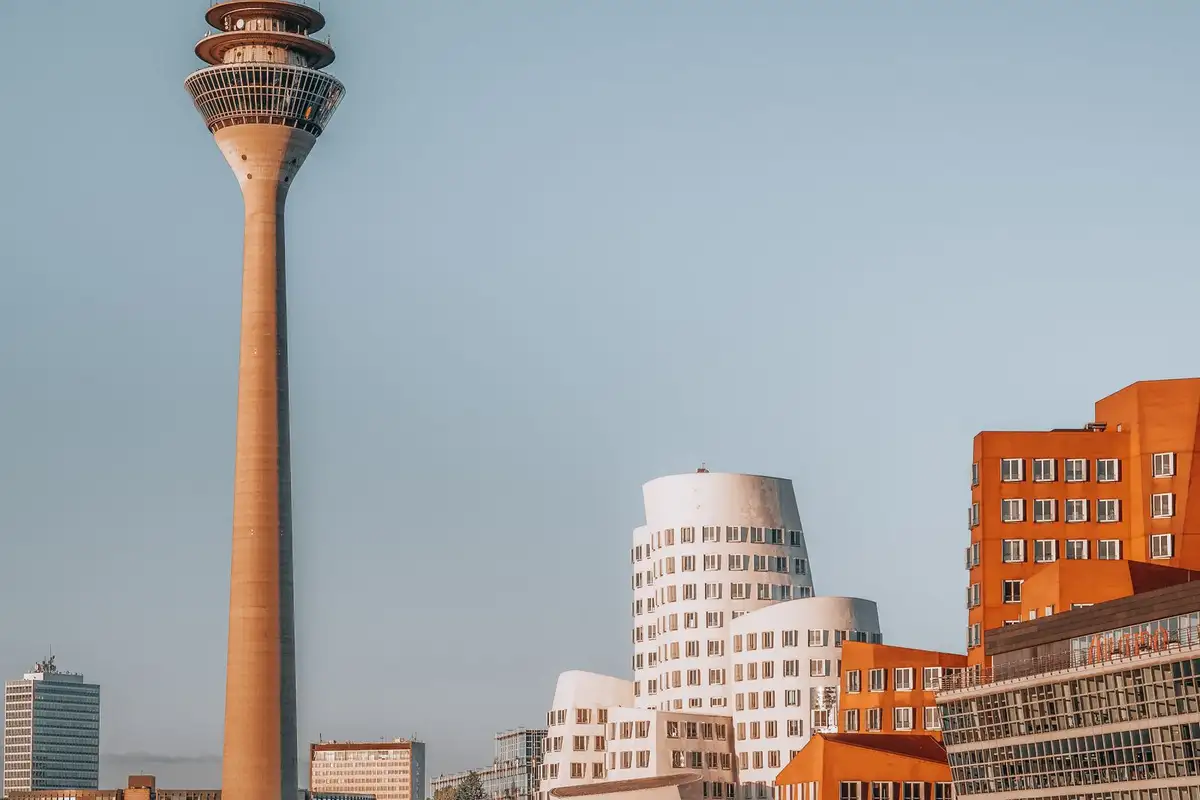 Medienhafen und Rheinturm in Düsseldorf: Fotobox mieten in Düsseldorf mit bootho