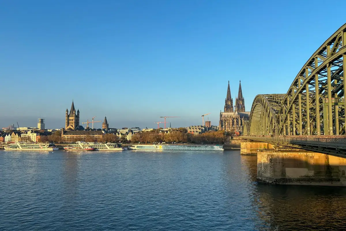 Kölner Dom und Hohenzollernbrücke am Rhein: Fotobox mieten in Köln mit bootho